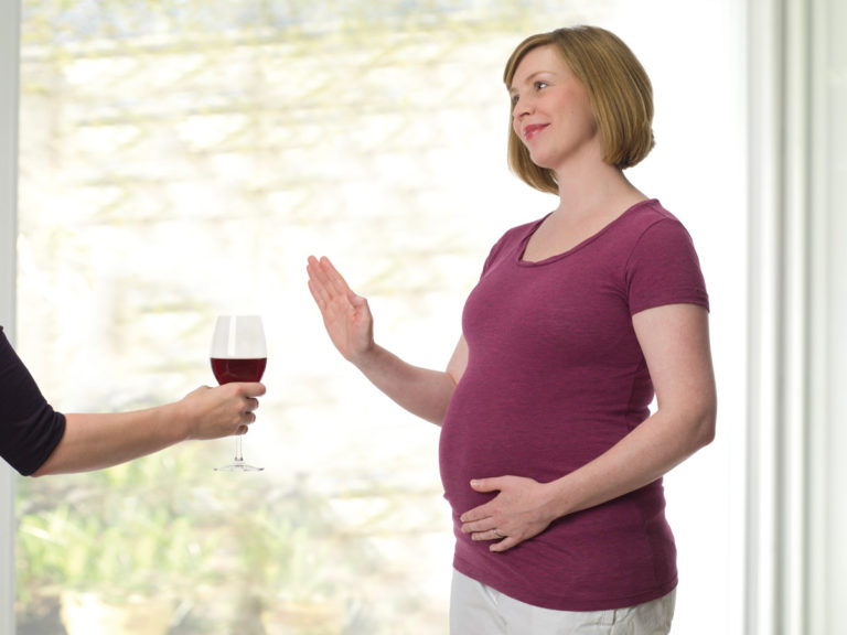 Si estás embarazada, mejor no consumas alcohol
