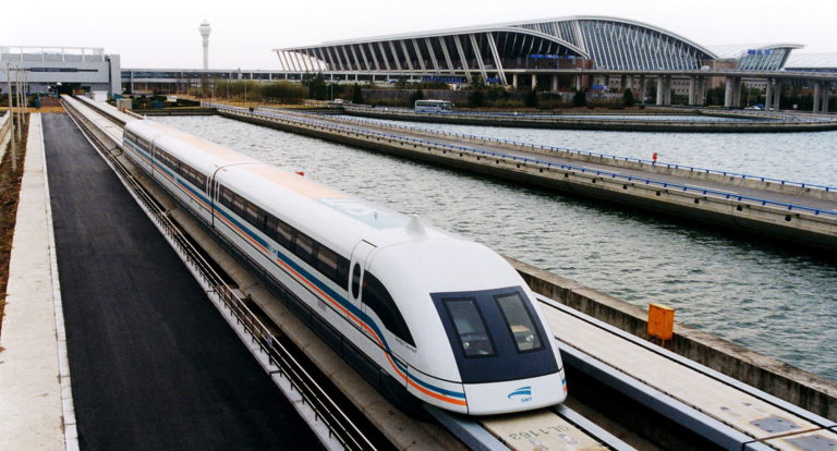 A_maglev_train_coming_out,_Pudong_International_Airport,_Shanghai