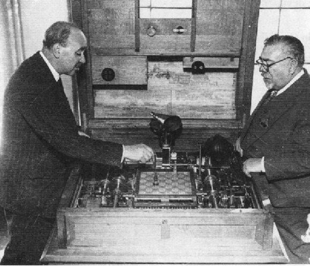 Norbert-Wiener-and-Gonzales-Torres-Quevedo-at-the-chess-automaton-in-Paris-in-1951_Q640