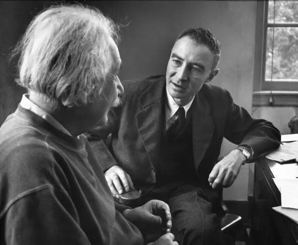 Einstein y Julius Robert Oppenheimer