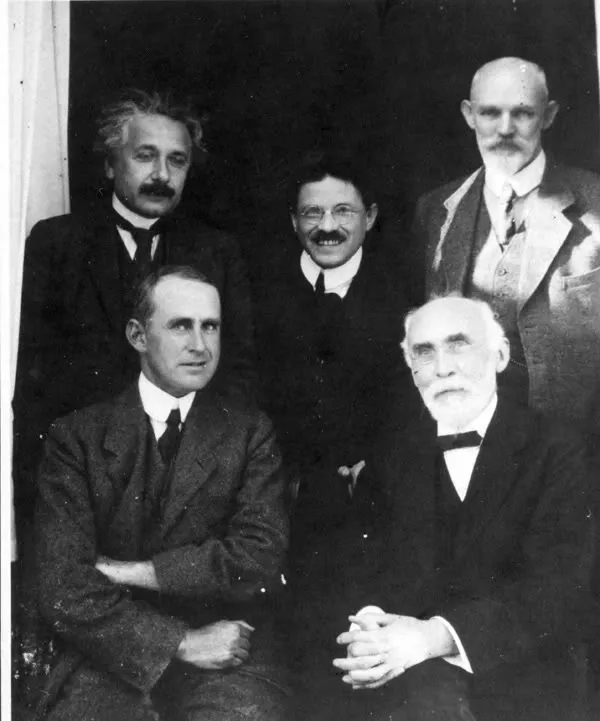 Einstein y Arthur Eddington