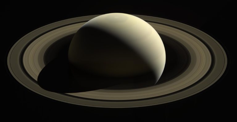 La edad de los anillos de Saturno