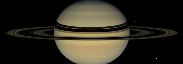 Acotando la edad de los anillos de Saturno
