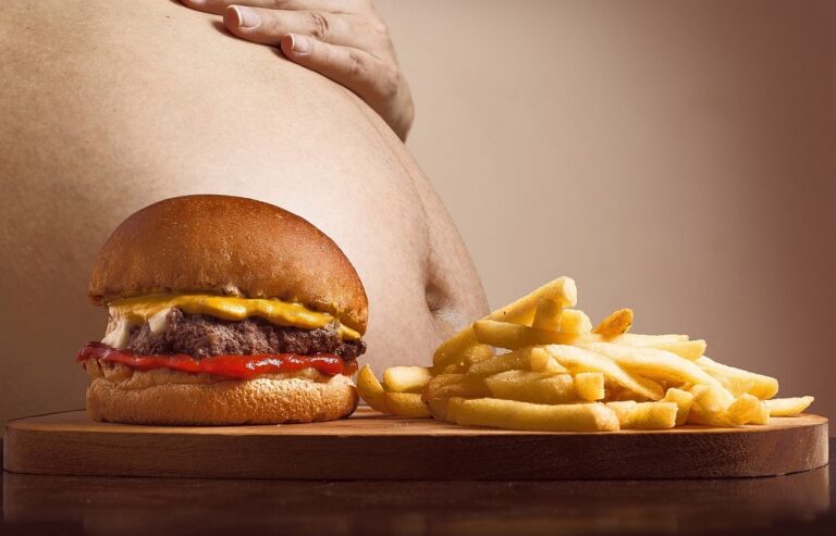 Chicos y chicas con más sobrepeso en las familias más pobres