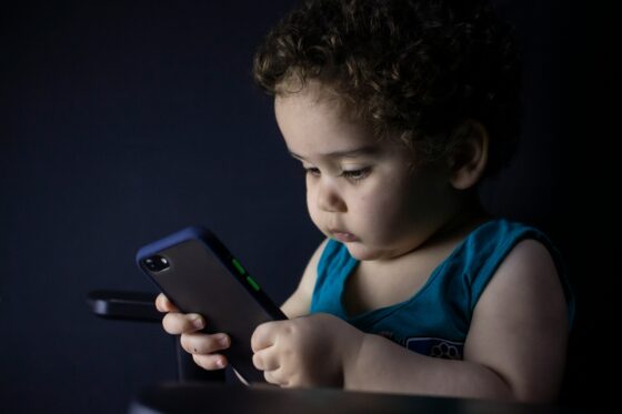 Pensar antes de hablar: el desarrollo del lenguaje en la primera infancia