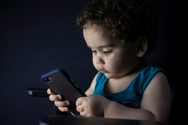 Pensar antes de hablar: el desarrollo del lenguaje en la primera infancia