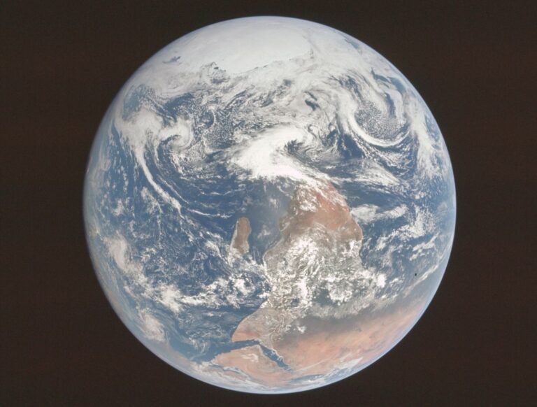 Adiós a la canica azul: La Tierra se está oscureciendo y no son buenas noticias