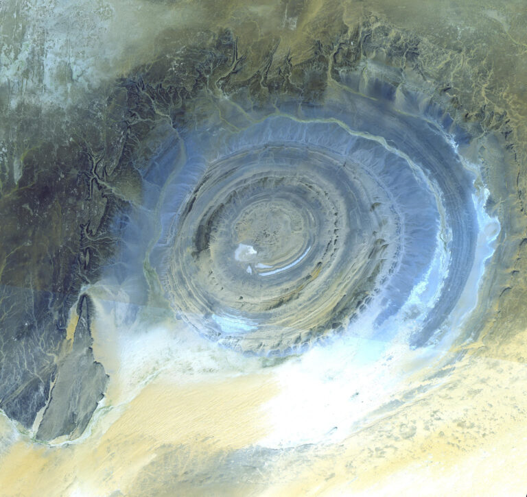 El ojo geológico que vigila desde el Sahara